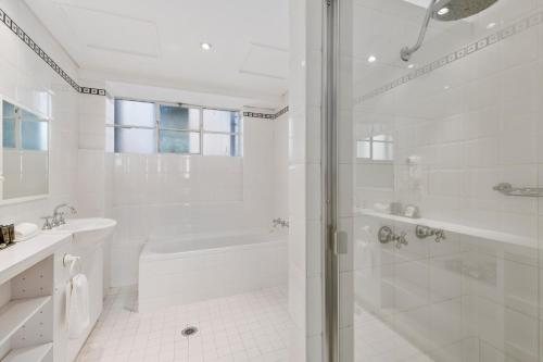 Hotel Harry An Ascend Collection Hotel — Bathroom