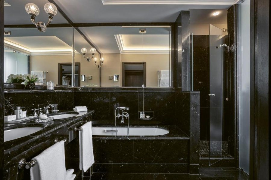 Hotel Hassler — Bathroom