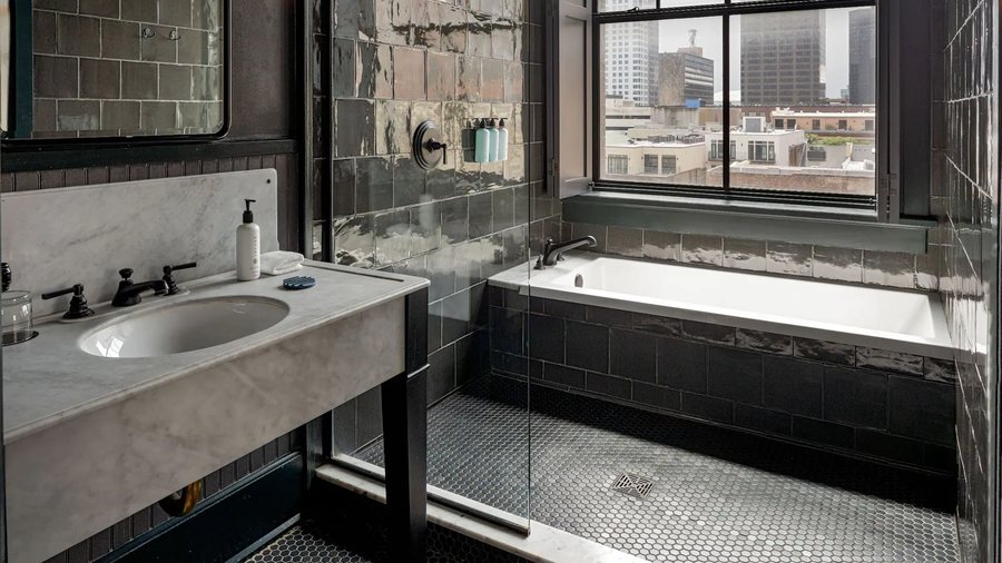 Hotel Henrietta — Bathroom