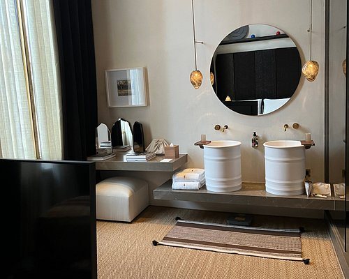 Hotel Henry — Bathroom