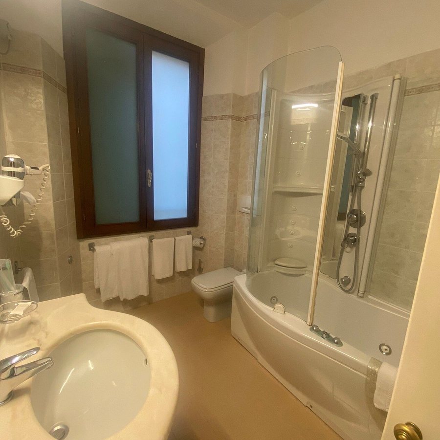 Hotel Hermitage — Bathroom
