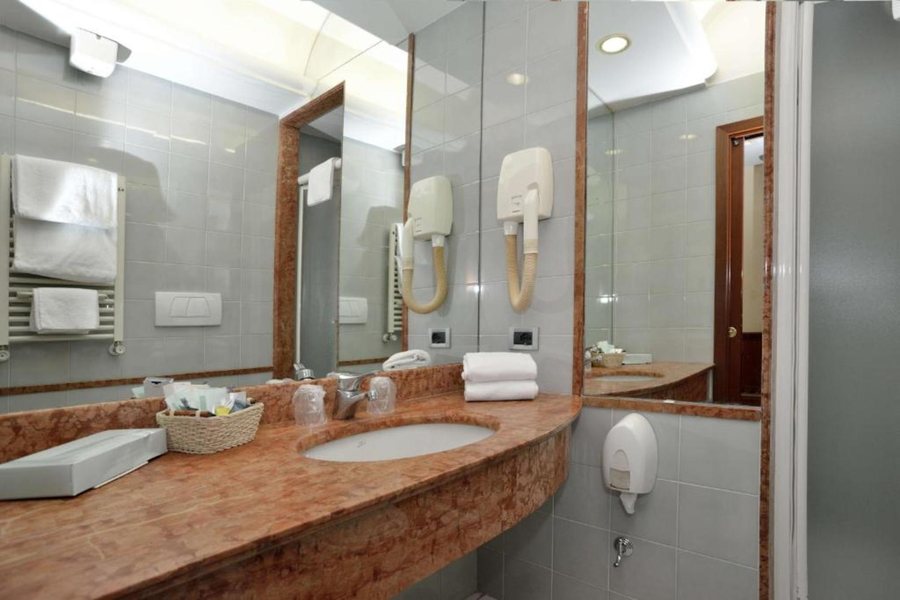 Hotel Hiberia Roma — Bathroom