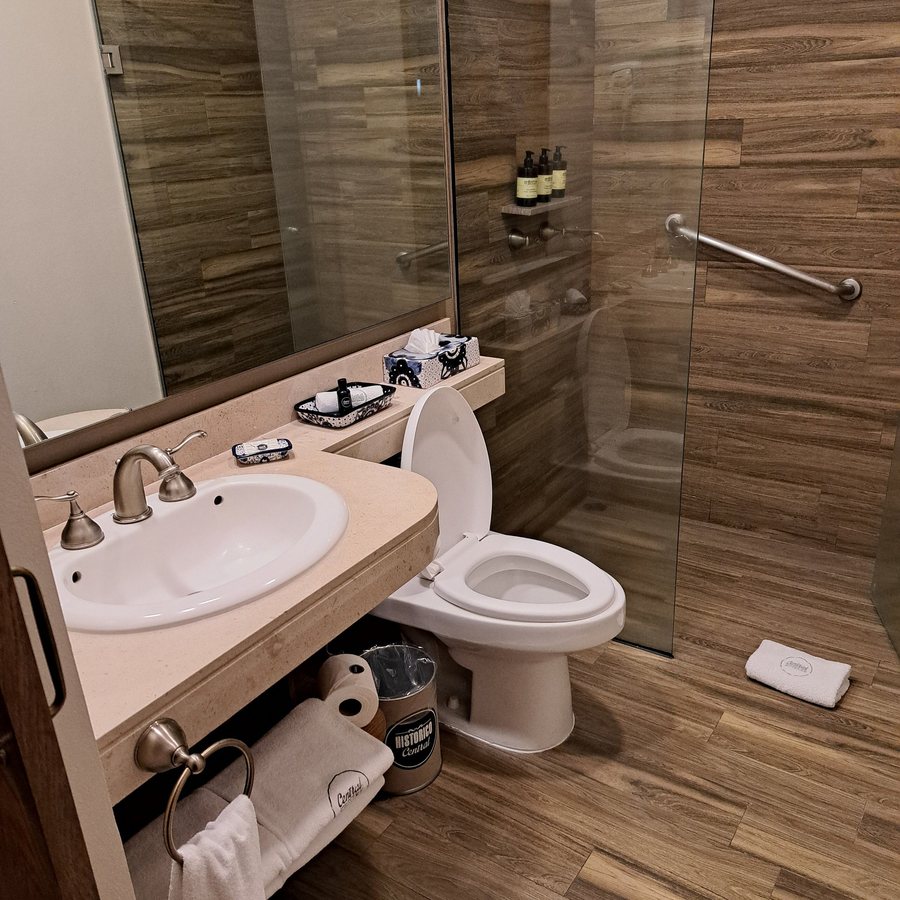 Hotel Historico Central — Bathroom
