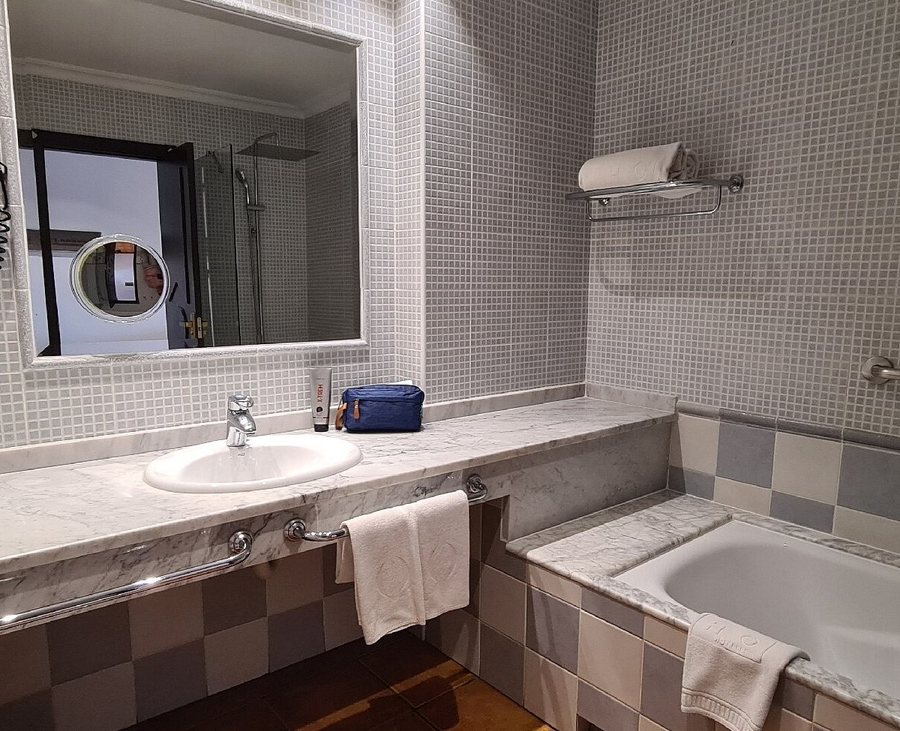 Hotel Ho Ciudad de Jaen — Bathroom