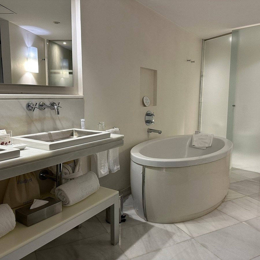 Hotel Hospes Puerta de Alcala — Bathroom