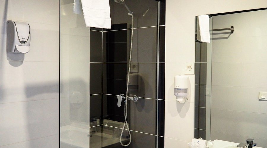 Hotel Humanes — Bathroom