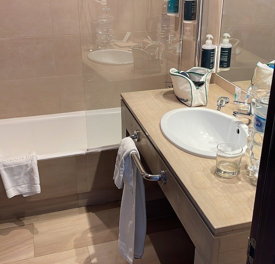 Hotel Ilunion Almirante Barcelona Catalonia — Bathroom