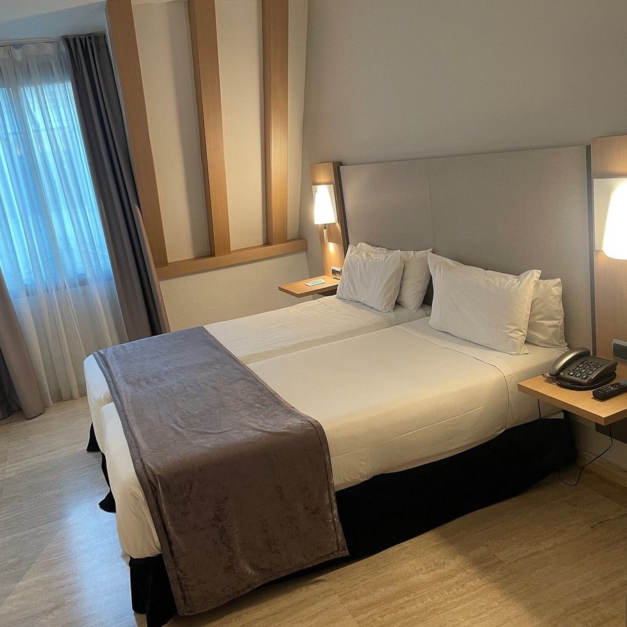 Hotel Ilunion Almirante Barcelona Catalonia — Guest room