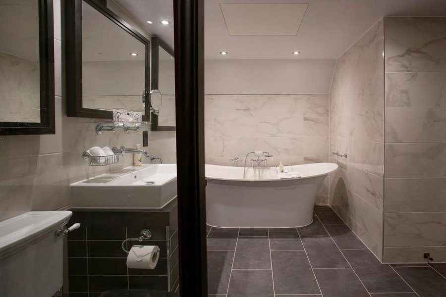Hotel Indigo Anaheim by IHG — Bathroom