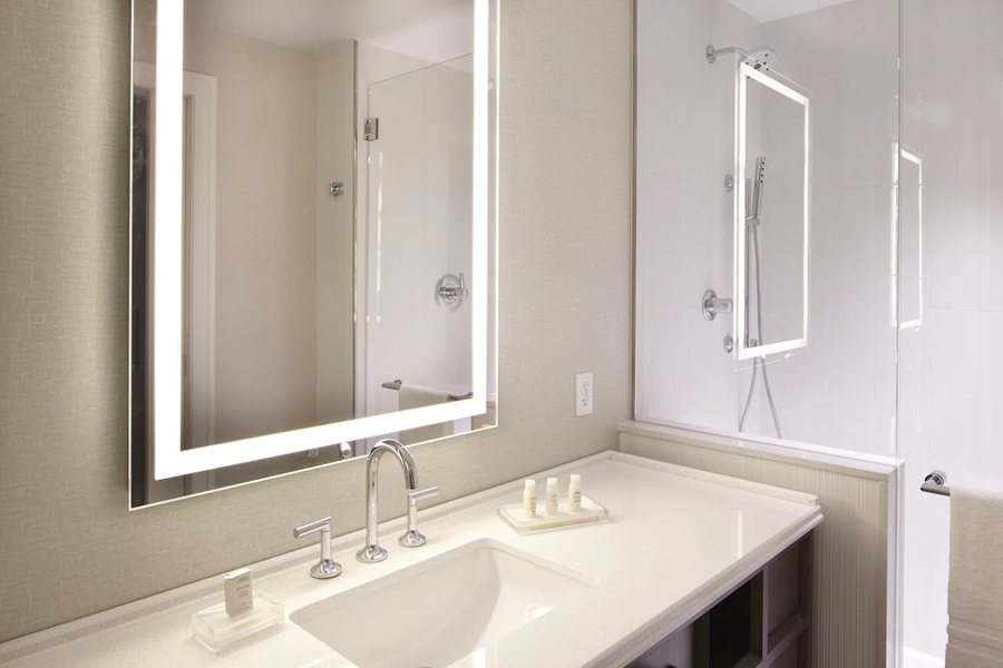 Hotel Indigo Atlanta Downtown by IHG — Bathroom