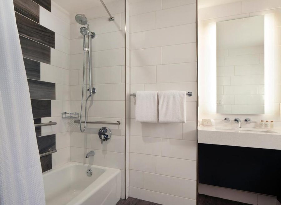 Hotel Indigo Atlanta Midtown by IHG — Bathroom