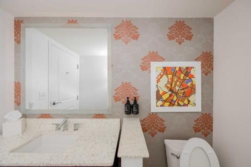 Hotel Indigo Austin Downtown University — Bathroom