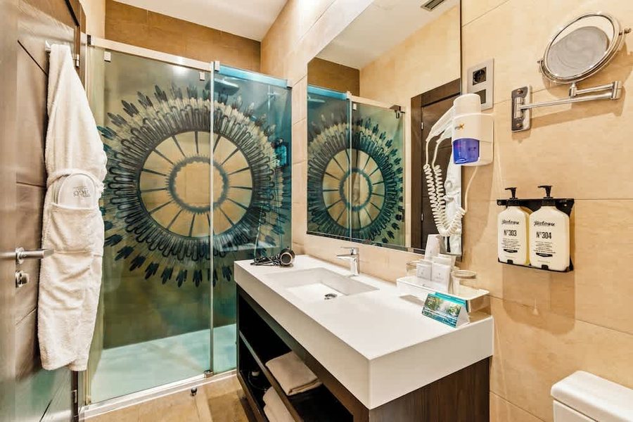 Hotel Indigo Barcelona Plaza Catalunya By IHG Barcelona Catalonia — Bathroom