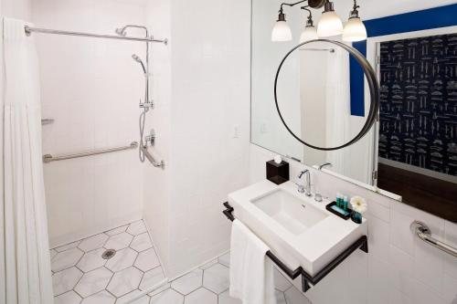 Hotel Indigo Boston Garden By IHG — Bathroom