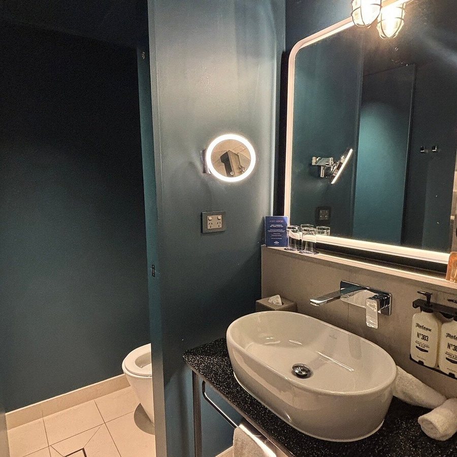 Hotel Indigo Brisbane City Centre By IHG — Bathroom