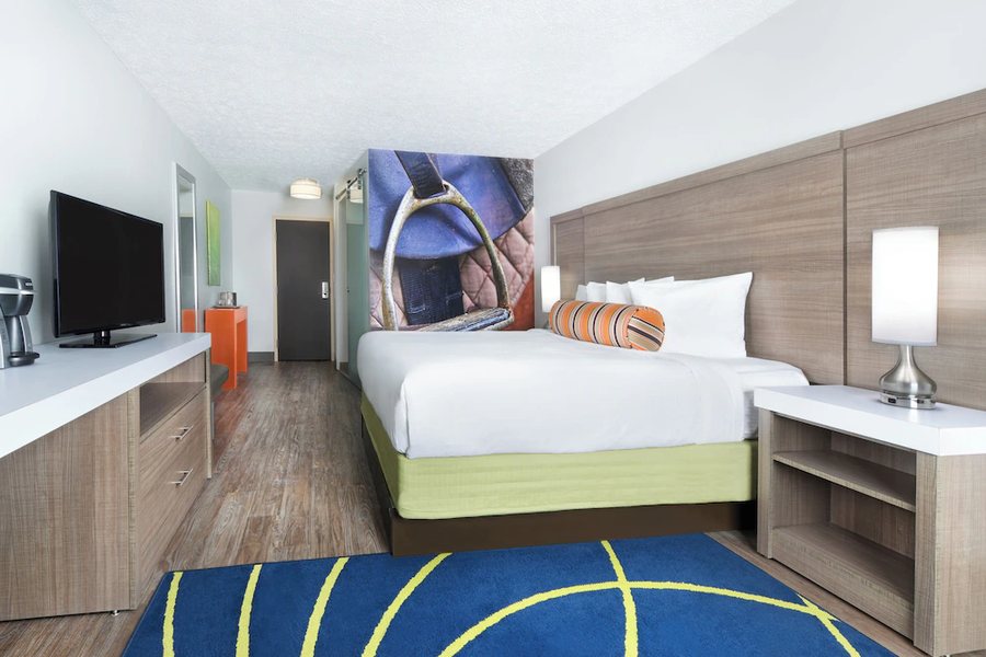 Hotel Indigo Cleveland Beachwood by IHG — Guest room