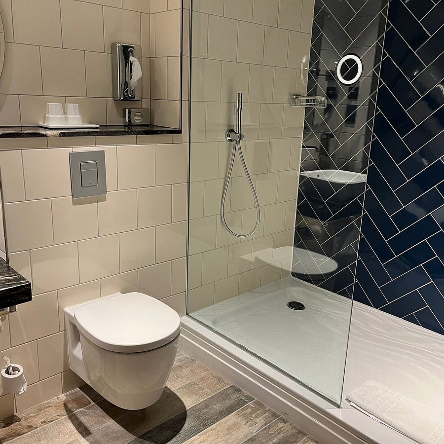 Hotel Indigo Edinburgh Princes Street By IHG — Bathroom
