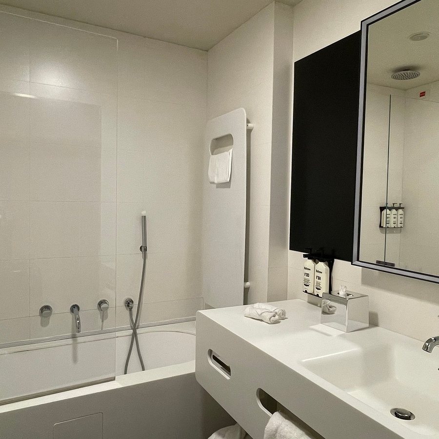 Hotel Indigo Florence By IHG — Bathroom