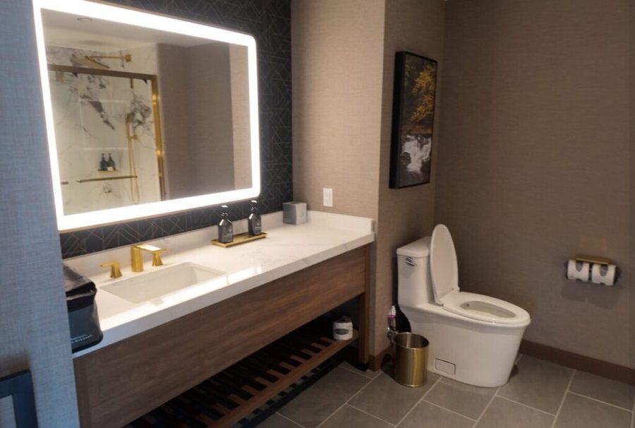 Hotel Indigo Gatlinburg Downtown by IHG — Bathroom