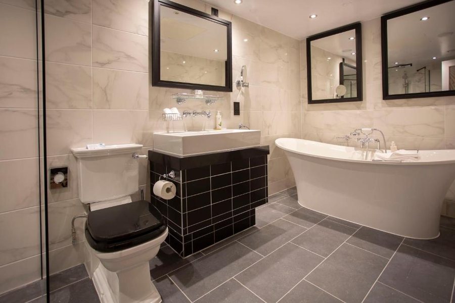 Hotel Indigo Hattiesburg By IHG — Bathroom