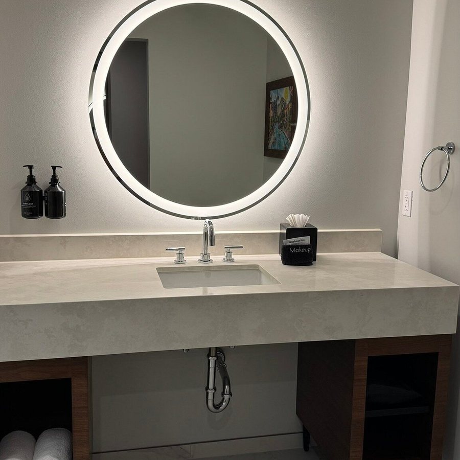 Hotel Indigo Irving Las Colinas by IHG — Bathroom