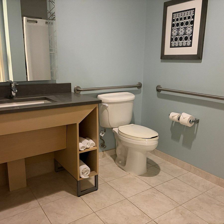 Hotel Indigo Jacksonville Deerwood Park by IHG Jacksonville Florida — Bathroom