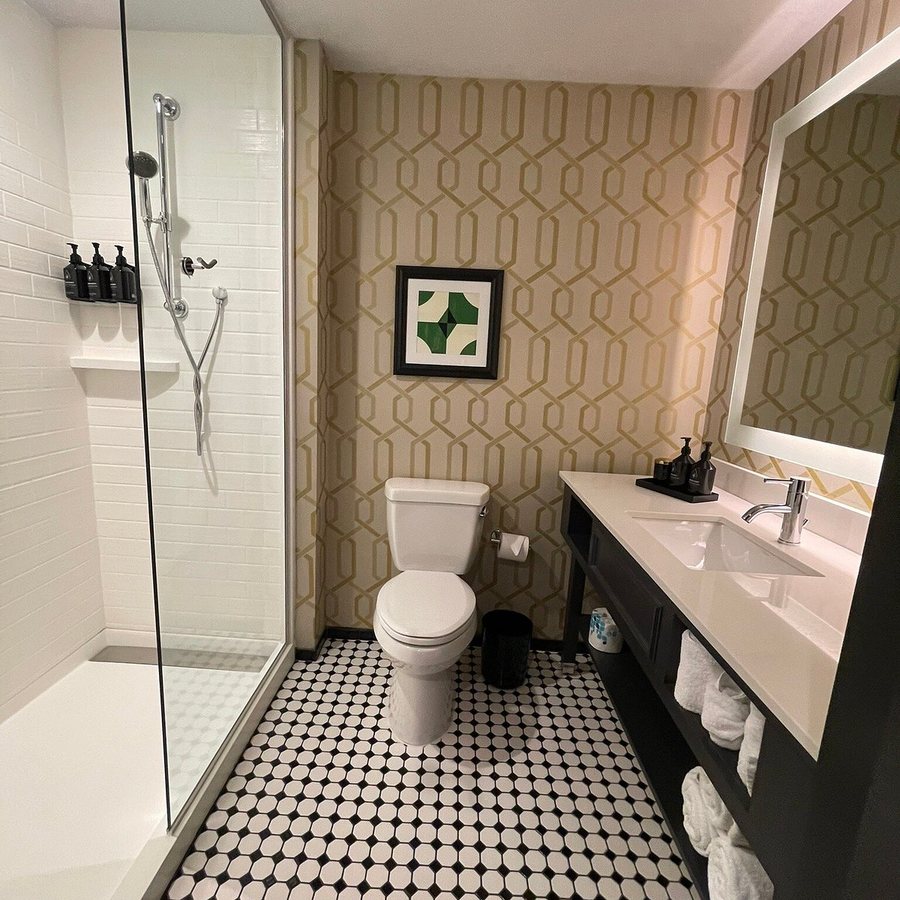 Hotel Indigo Kansas City Downtown By IHG — Bathroom