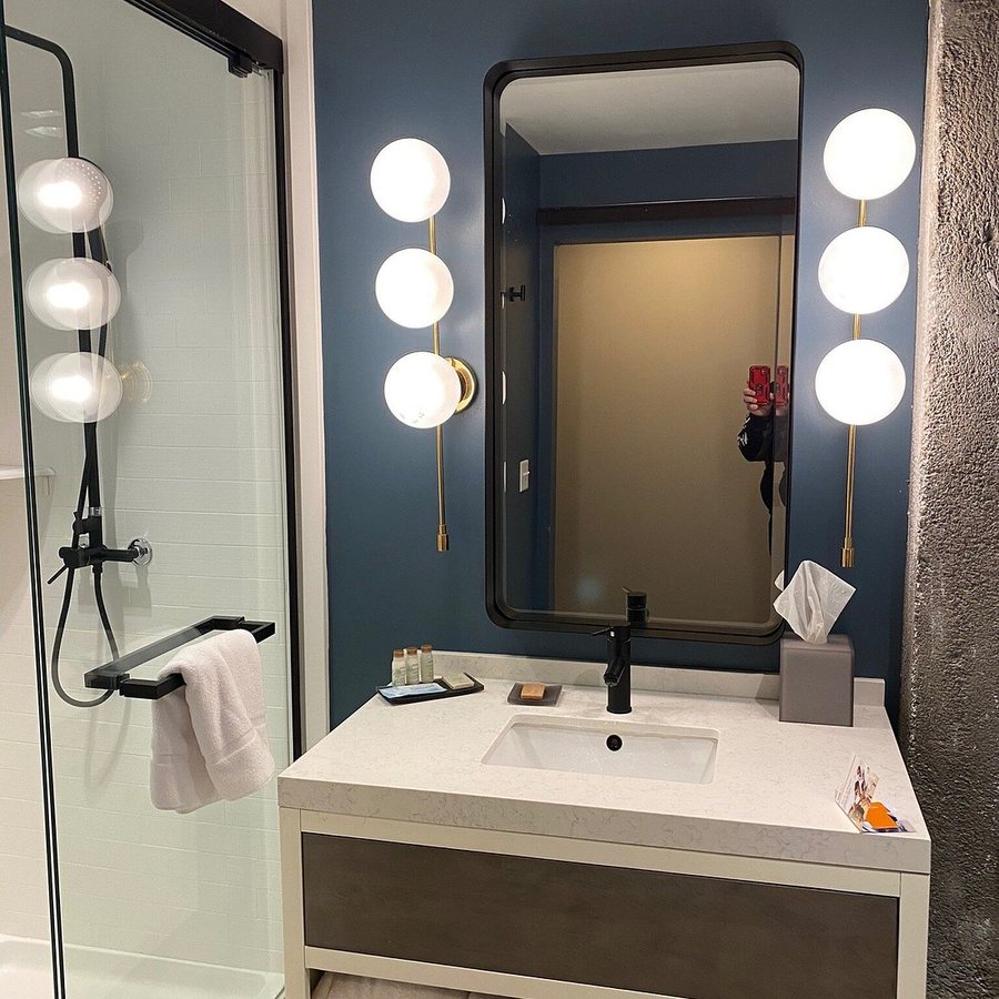 Hotel Indigo Kansas City The Crossroads By IHG Kansas City Missouri — Bathroom