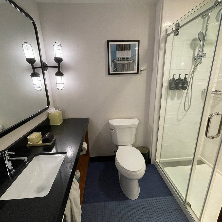 Hotel Indigo Madison Downtown By IHG — Bathroom