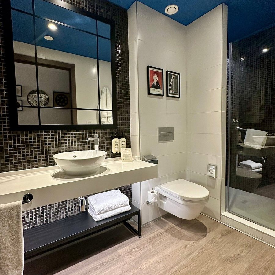 Hotel Indigo Madrid Gran Via By IHG — Bathroom