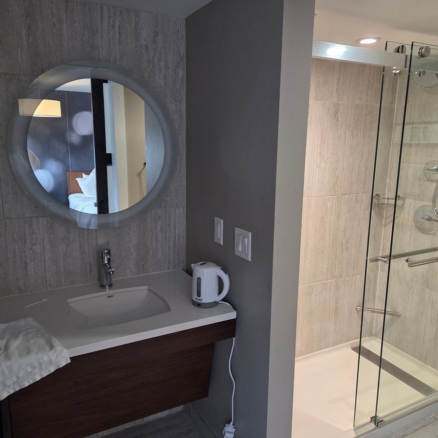 Hotel Indigo Memphis Downtown By IHG — Bathroom