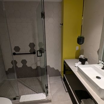 Hotel Indigo Miami Brickell by IHG Miami Florida — Bathroom