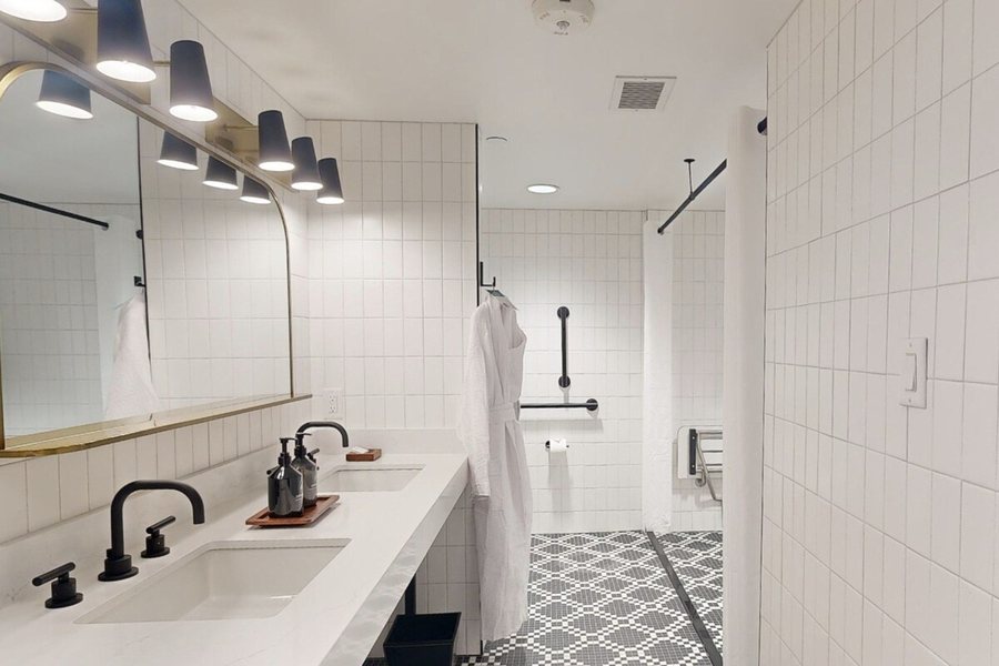 Hotel Indigo Minneapolis Downtown By IHG — Bathroom