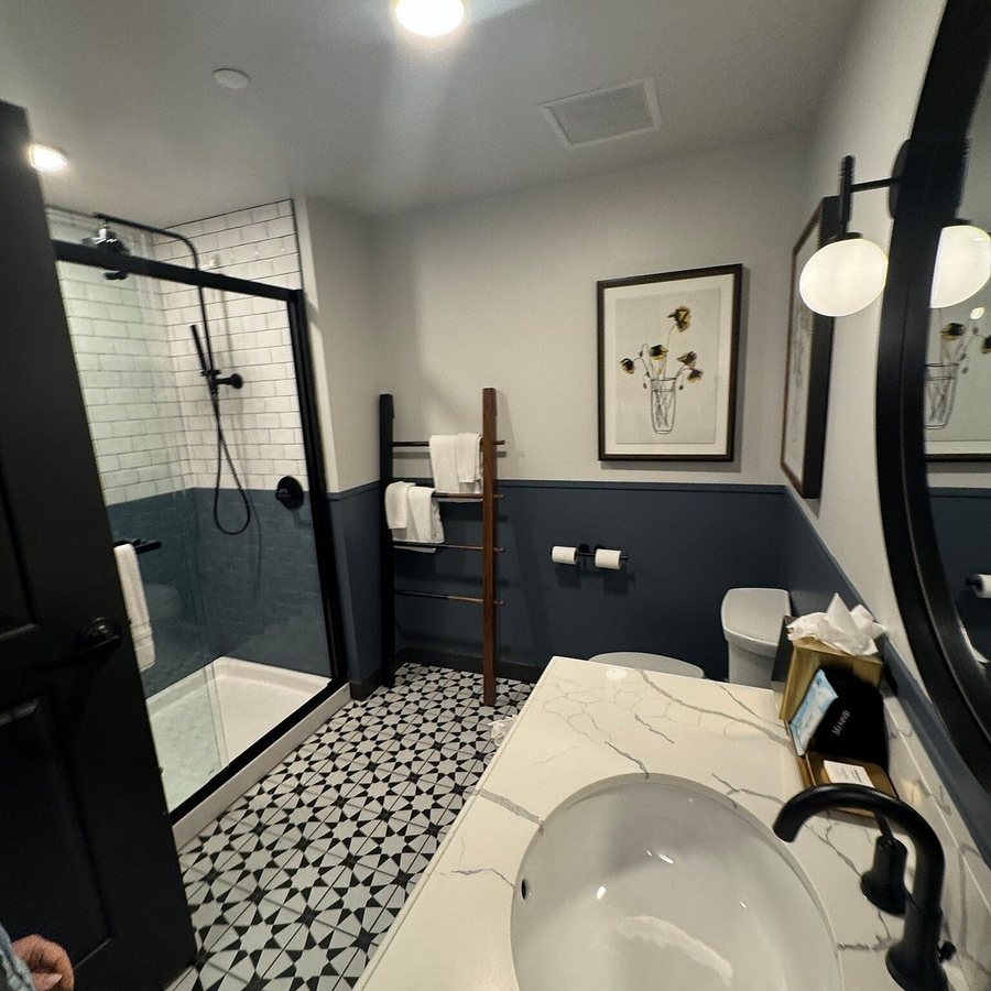 Hotel Indigo Omaha Downtown By IHG — Bathroom