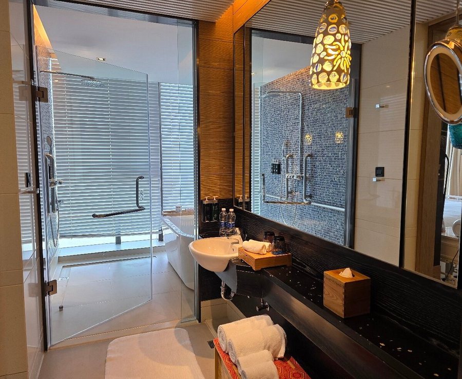 Hotel Indigo Shanghai On The Bund by IHG — Bathroom