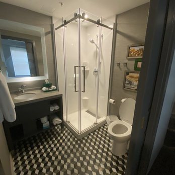 Hotel Indigo St Louis Downtown by IHG — Bathroom