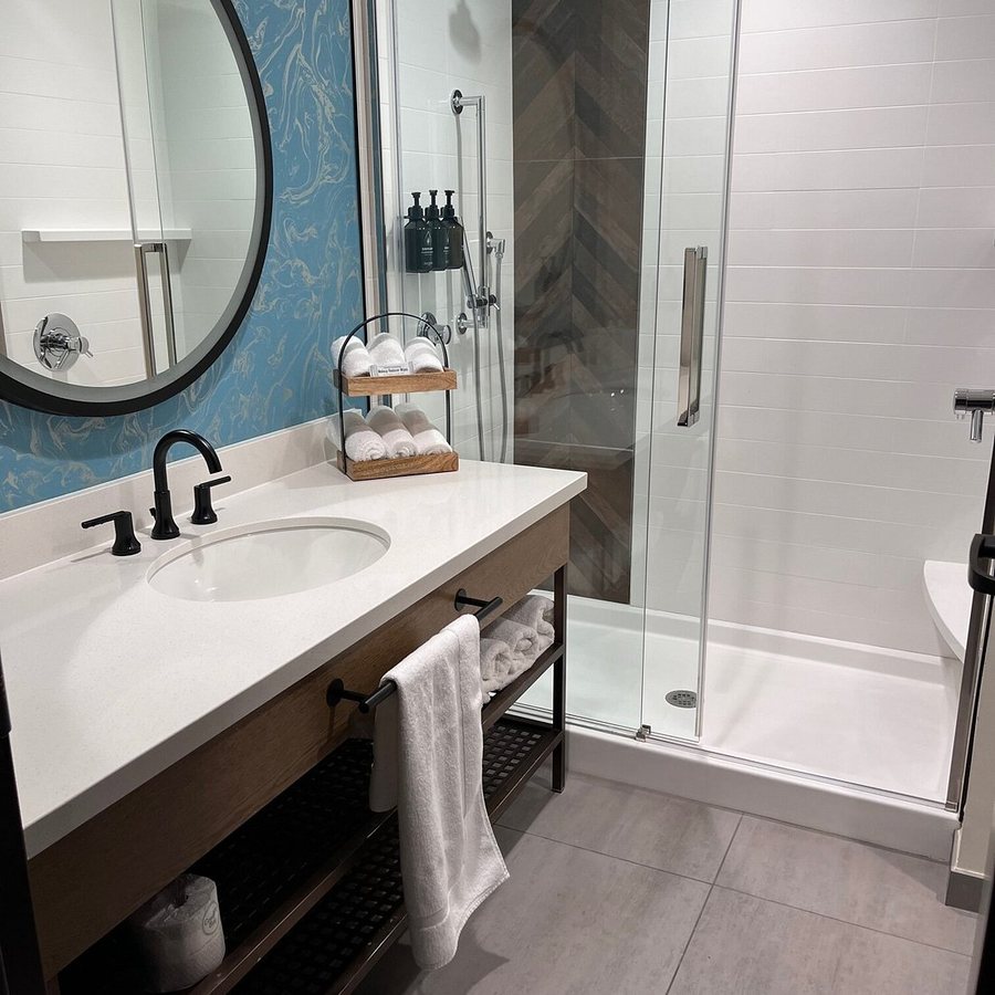 Hotel Indigo Tulsa Dwtn entertainment Area By IHG — Bathroom