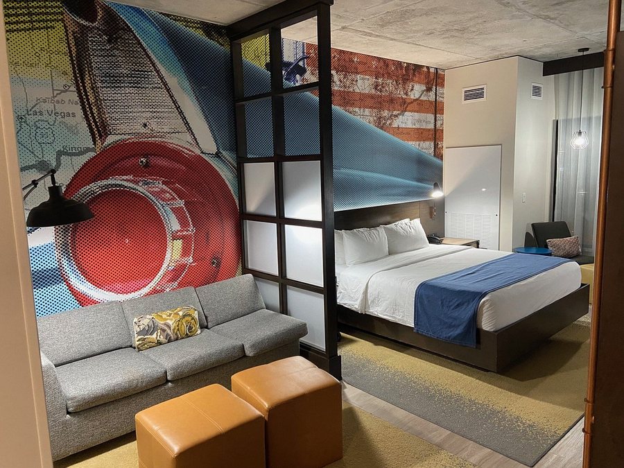 Hotel Indigo Tulsa Dwtn entertainment Area By IHG — Guest room