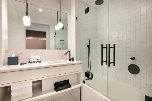Hotel Indigo Williamsburg Brooklyn By IHG — Bathroom