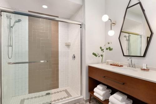 Hotel Indigo Winston salem Downtown By IHG — Bathroom