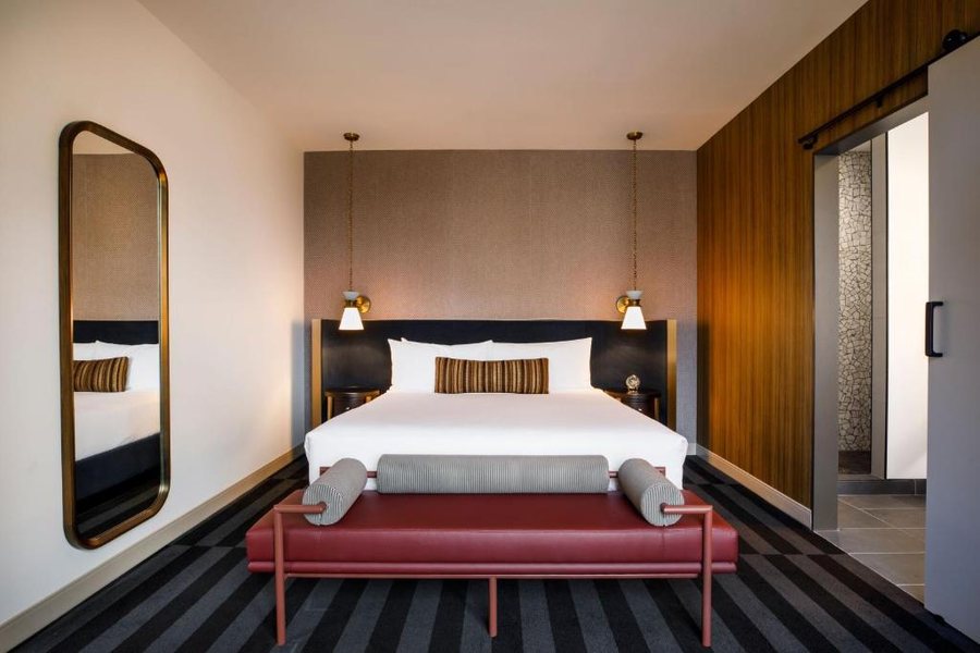 Hotel Indy Indianapolis A Tribute Portfolio Hotel — Guest room