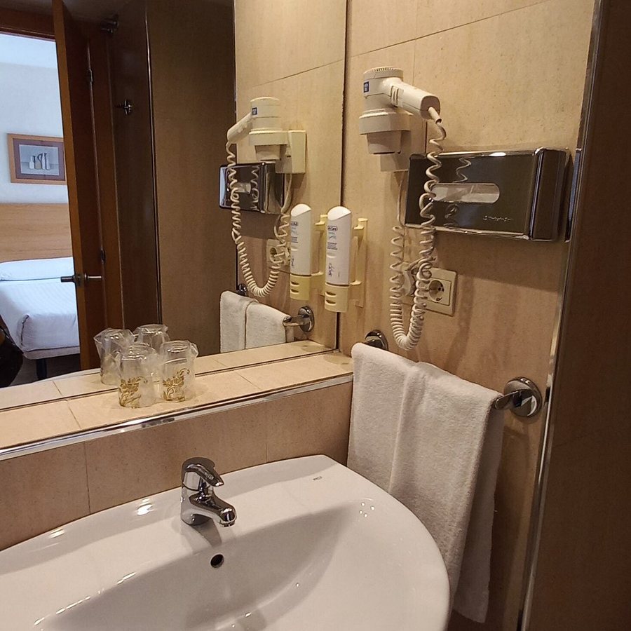 Hotel Infanta Mercedes — Bathroom