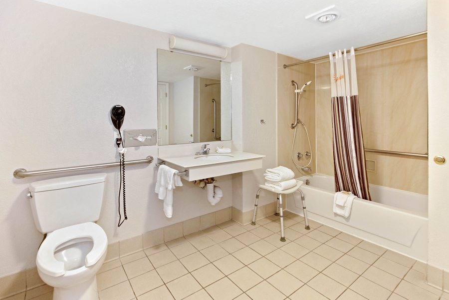 Hotel Inn at Santa Fe — Bathroom