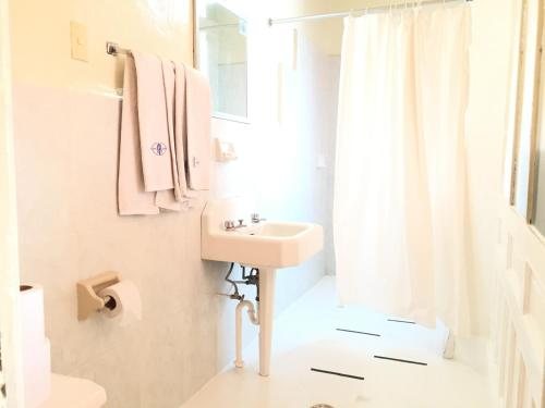 Hotel Isabel — Bathroom
