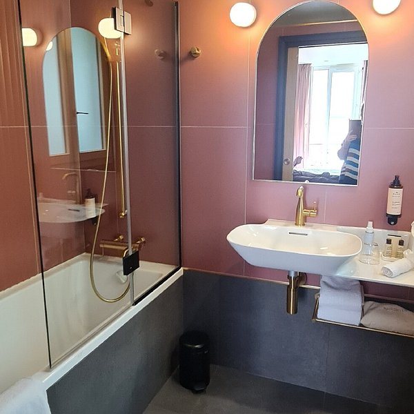 Hotel Jardin De Cluny — Bathroom