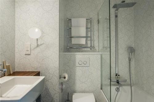 Hotel Jardins d Eiffel — Bathroom