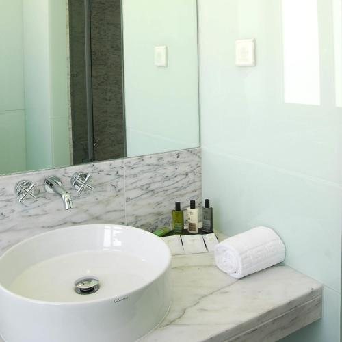 Hotel Jeronimos 8 — Bathroom