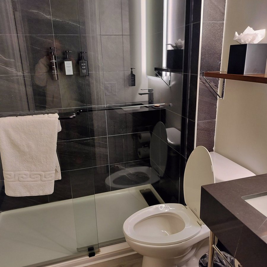 Hotel Julian — Bathroom