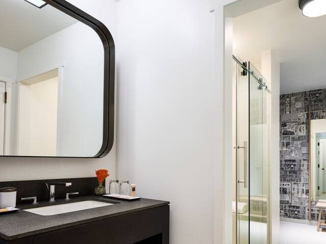 Hotel Kabuki — Bathroom