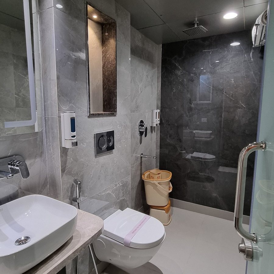 Hotel Kaca Inn Near New Delhi Railway Station Connaught Place — Bathroom
